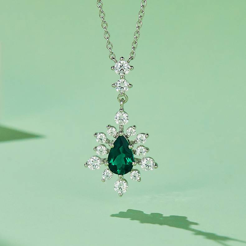 P2019860 梨形培育祖母绿S925银镀白金Necklace主石8*5mmmm/0.73ct