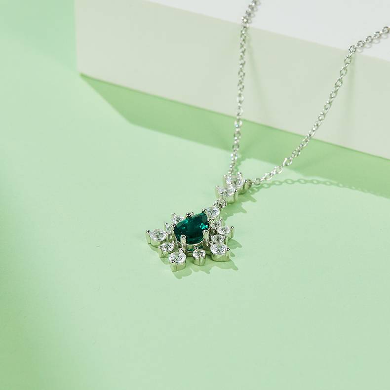 P2019860 梨形培育祖母绿S925银镀白金Necklace主石8*5mmmm/0.73ct