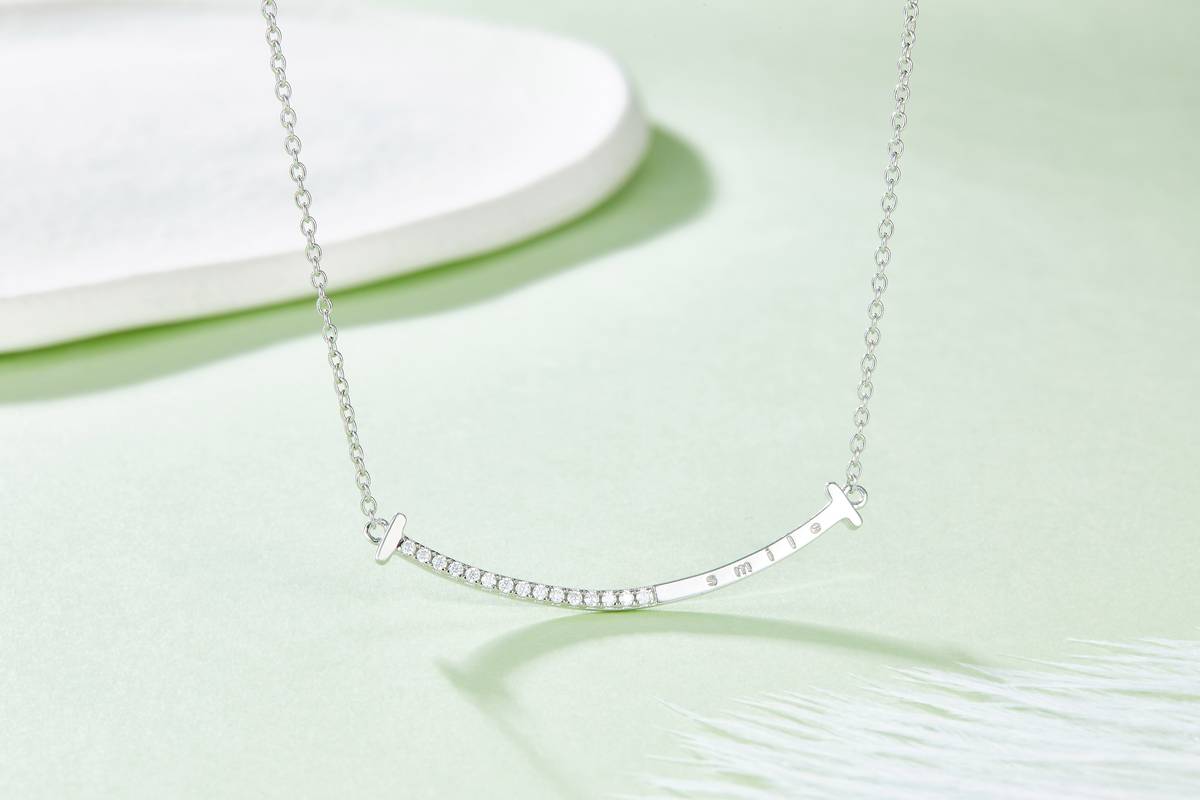 DSY1526款笑脸S925银镀白金莫桑钻项链0.12ct