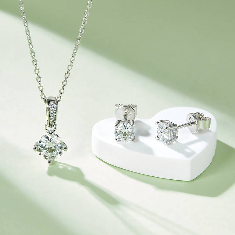 Classic Four Claw S925 Silver Plated Platinum Moissanite Diamond Pendant Earnail Set