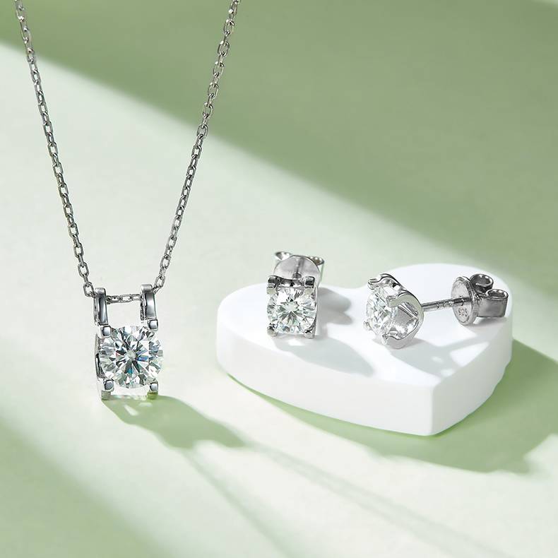 Classic Bullhead S925 Silver Plated Platinum Moissanite Diamond Pendant Earnail Set