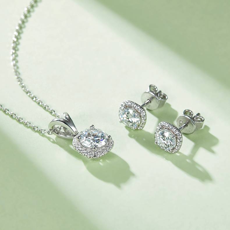 经典方包S925银镀白金莫桑钻吊坠耳钉套装