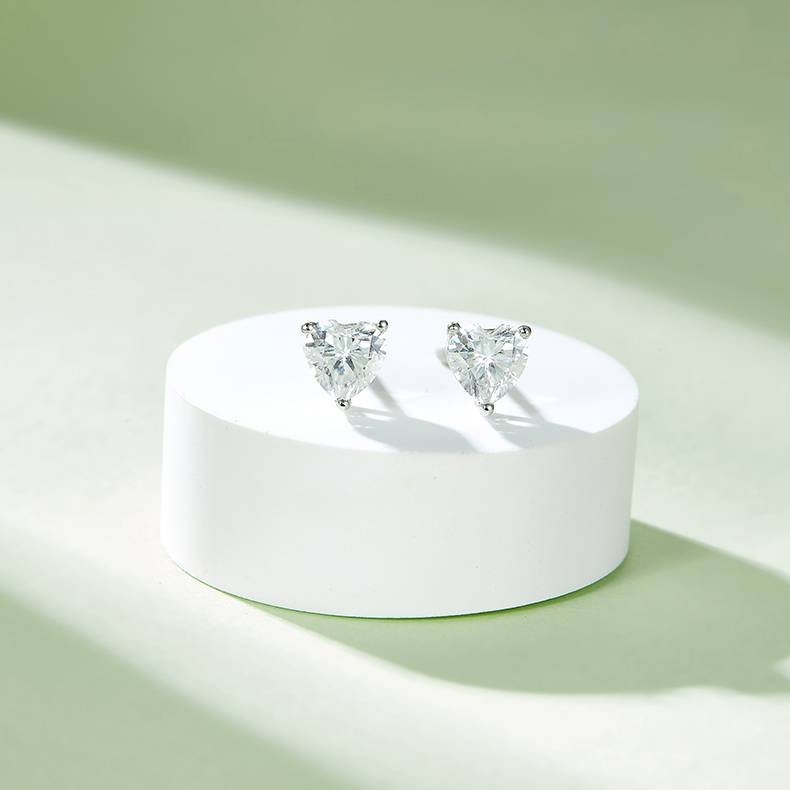 Classic heart-shaped S925 silver plated platinum Moissanite diamond pendant earring set