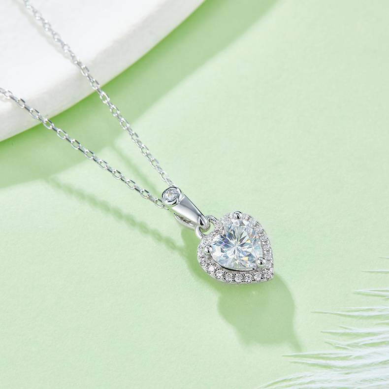 Affordable Luxury心形S925银镀白金MoissanitePendantStud Earring套装