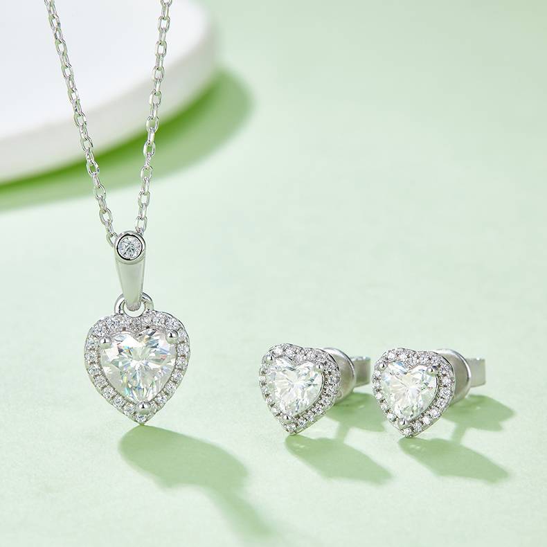 Affordable Luxury心形S925银镀白金MoissanitePendantStud Earring套装