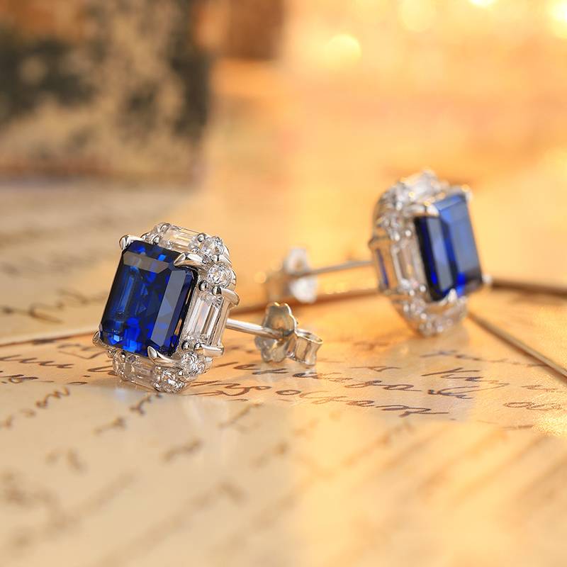 E054培育彩宝祖母绿S925银镀18K白金Stud Earring主石8*8mmmm/4.59ct