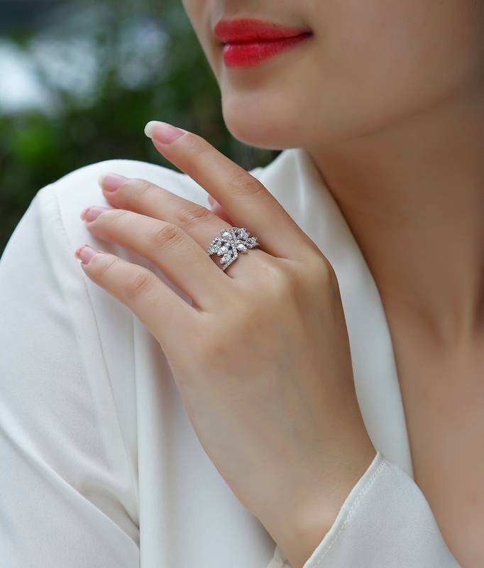R13336款S925银镀18K白金女戒莫桑钻厘石1.0CT