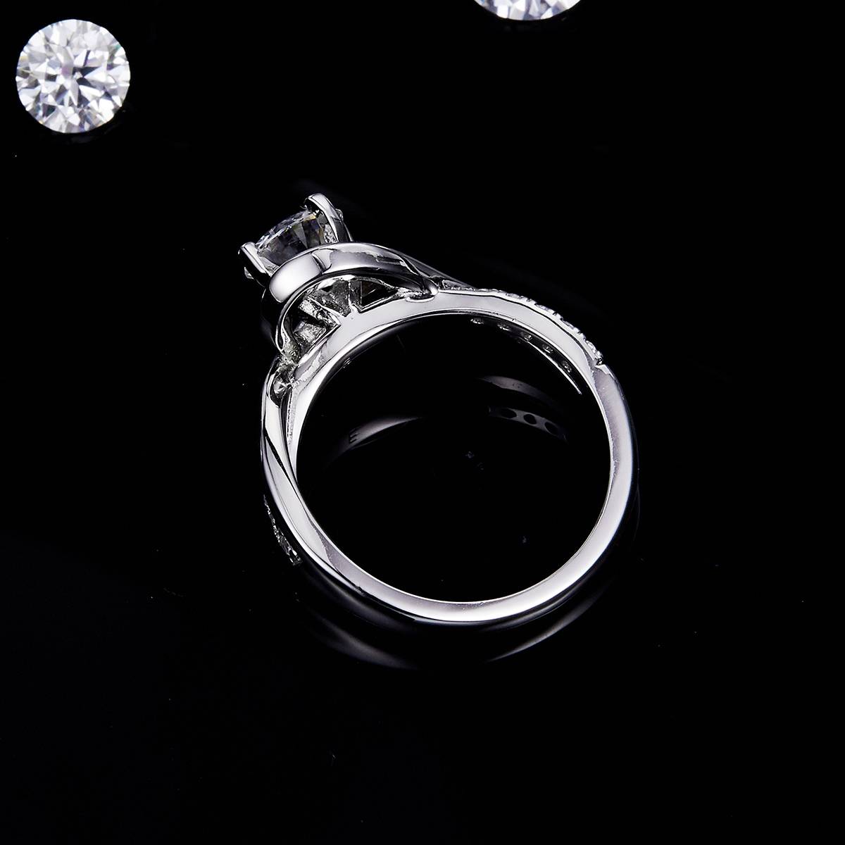 扭臂交叉镶钻女戒S925银镀白金定制主石莫桑钻1.0ct/副石高碳钻