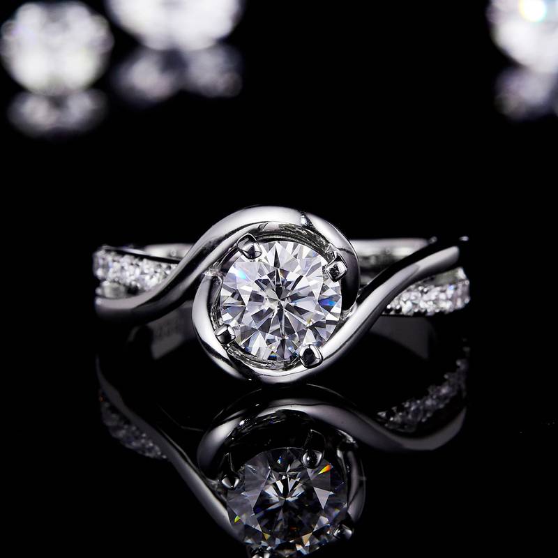 扭臂交叉镶钻女戒S925银镀白金定制主石莫桑钻1.0ct/副石高碳钻