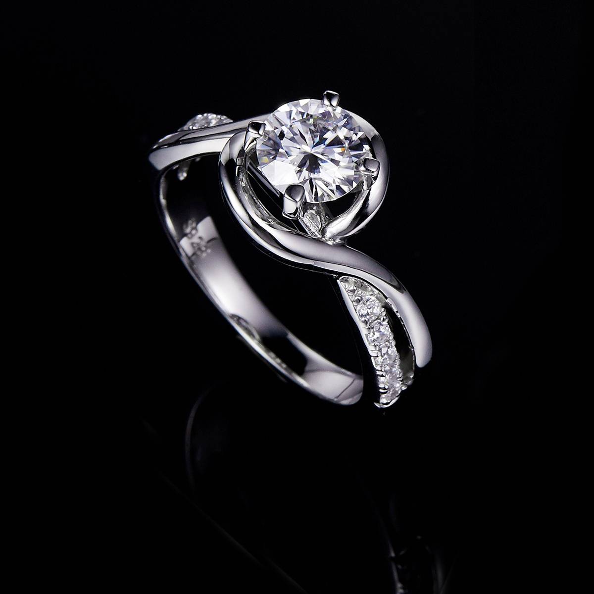 扭臂交叉镶钻女戒S925银镀白金定制主石莫桑钻1.0ct/副石高碳钻