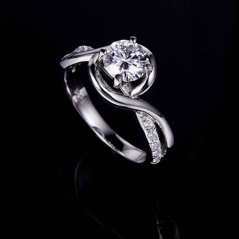 扭臂交叉镶钻女戒S925银镀白金定制主石莫桑钻1.0ct/副石高碳钻