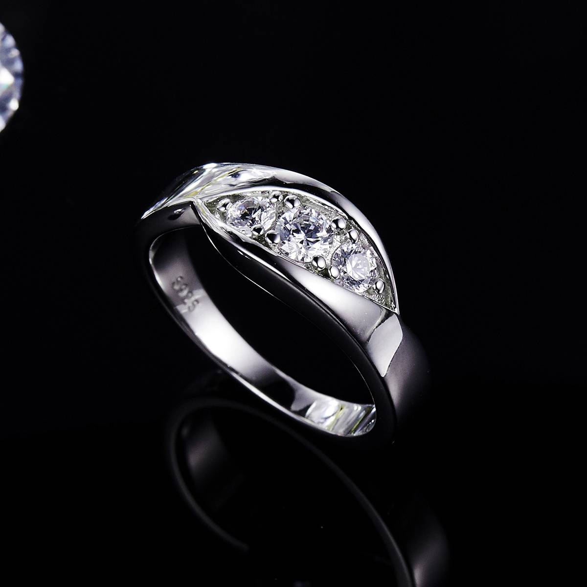 莫比乌斯环女戒S925银镀白金定制主石莫桑钻1.0ct/副石高碳钻