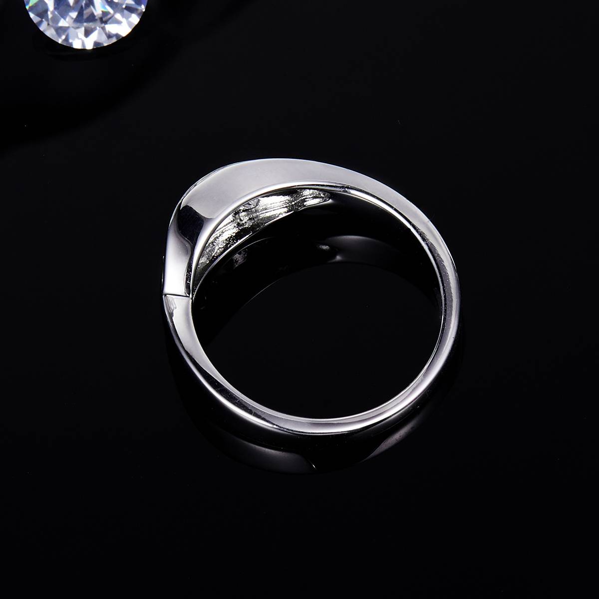 莫比乌斯环女戒S925银镀白金定制主石莫桑钻1.0ct/副石高碳钻
