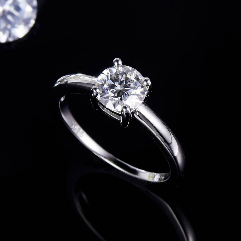 时尚经典四爪女戒S925银镀白金定制主石莫桑钻1.0ct/副石高碳钻
