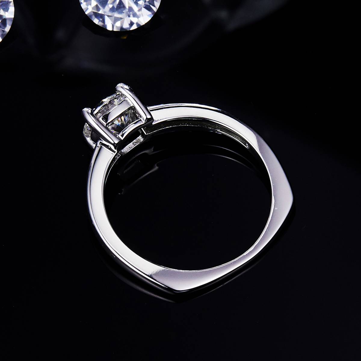 时尚经典四爪女戒S925银镀白金定制主石莫桑钻1.0ct/副石高碳钻