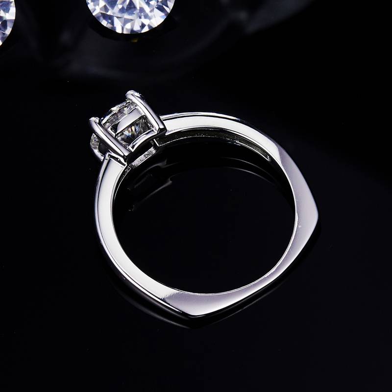 时尚经典四爪女戒S925银镀白金定制主石莫桑钻1.0ct/副石高碳钻