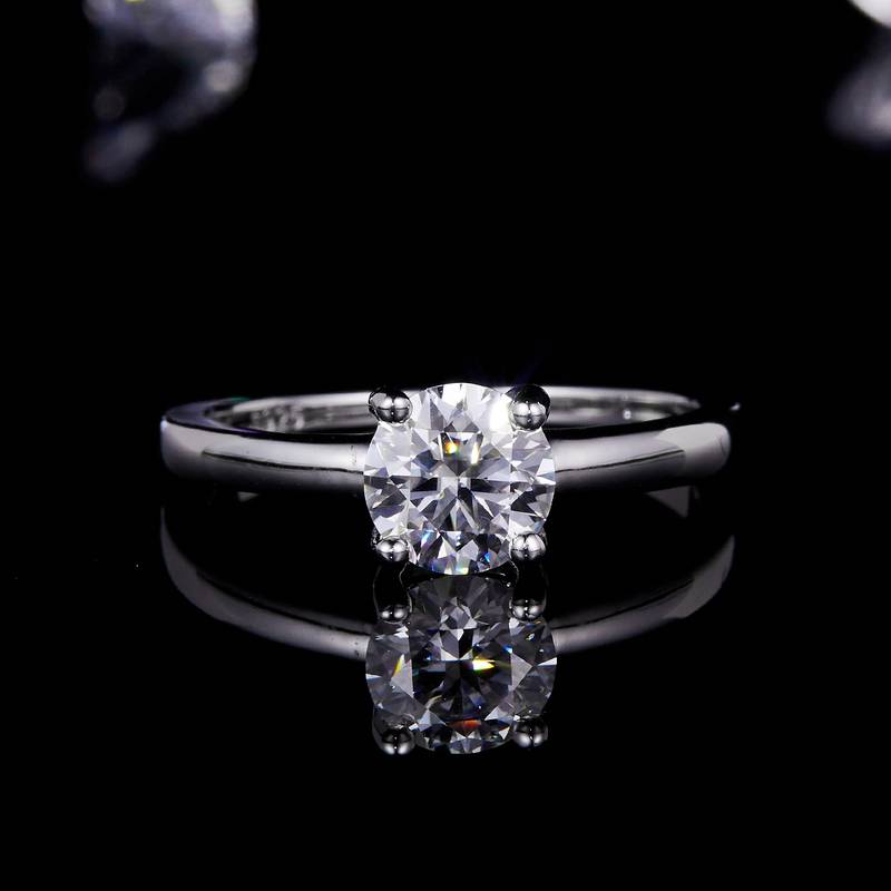 时尚经典四爪女戒S925银镀白金定制主石莫桑钻1.0ct/副石高碳钻