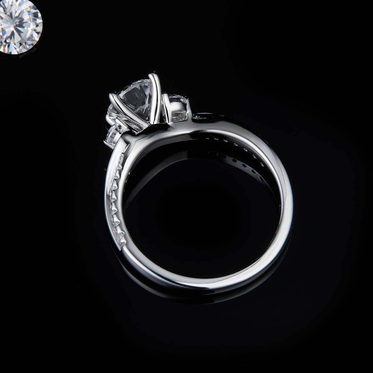 扭臂三石女戒S925银镀白金定制主石莫桑钻1.0ct/副石高碳钻