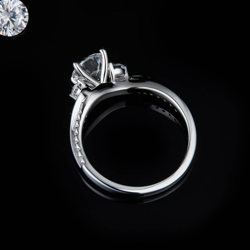 扭臂三石女戒S925银镀白金定制主石莫桑钻1.0ct/副石高碳钻