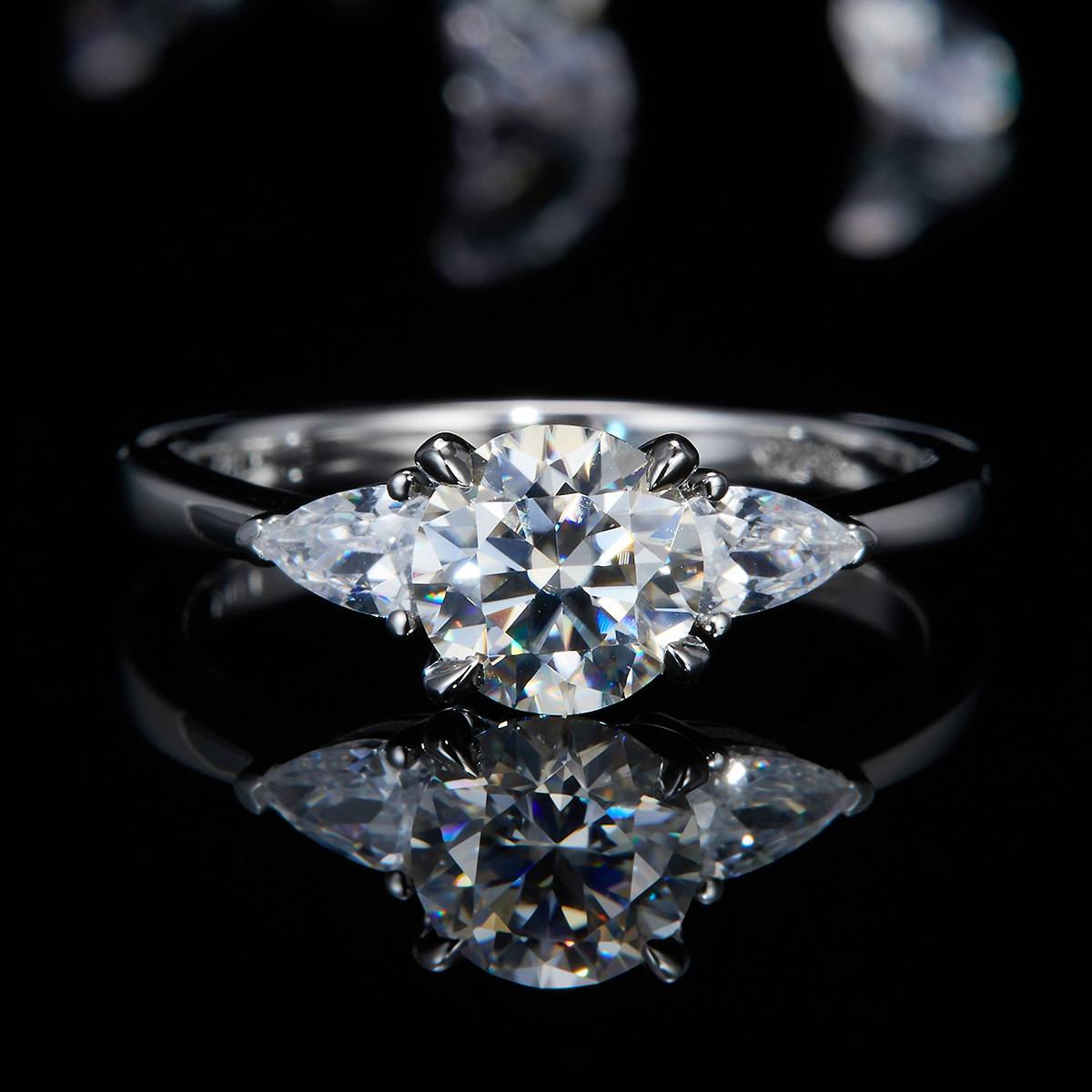 三石女戒S925银镀白金定制主副石莫桑钻1.0ct