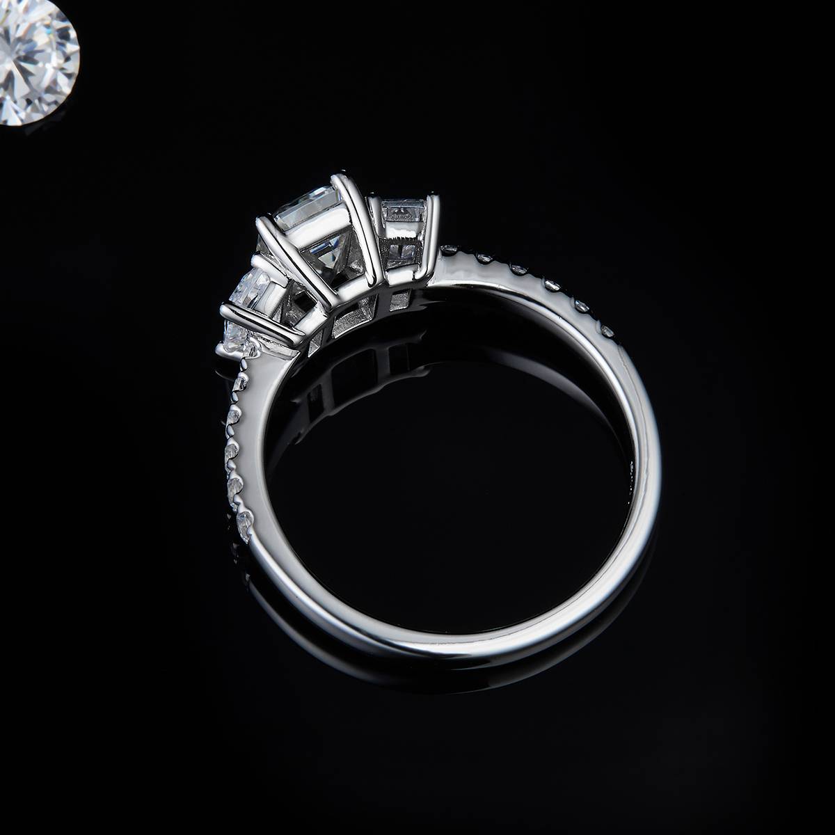 Straight arm micro inlaid emerald three stone women's ring S925 silver plated platinum customized main stone Moissanite diamond 1.0ct/secondary stone high carbon diamond