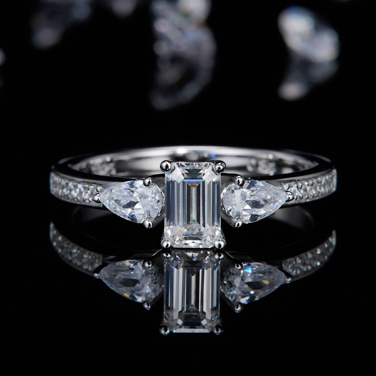 直臂微镶祖母绿三石女戒S925银镀白金定制主石莫桑钻0.8ct/副石高碳钻