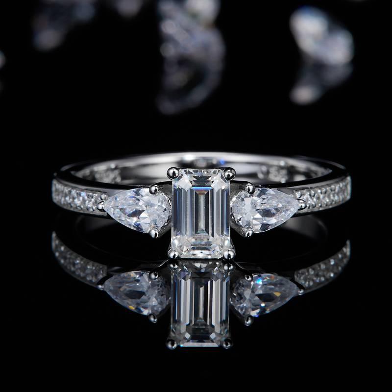 Straight arm micro inlaid emerald three stone women's ring S925 silver plated platinum customized main stone Moissanite diamond 0.8ct/secondary stone high carbon diamond