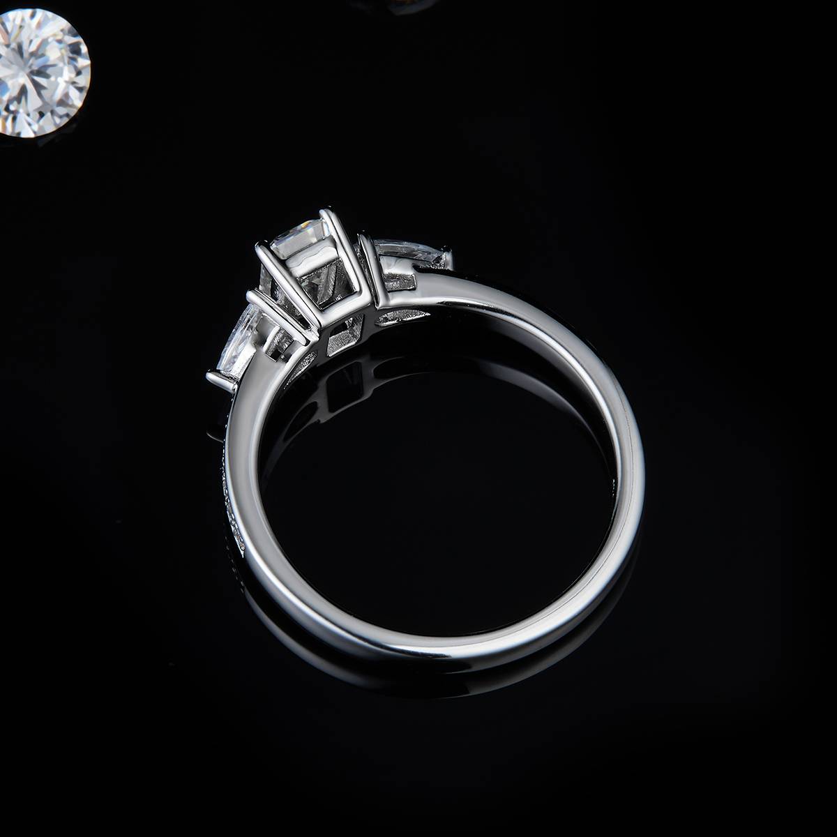 直臂微镶祖母绿三石女戒S925银镀白金定制主石莫桑钻0.8ct/副石高碳钻
