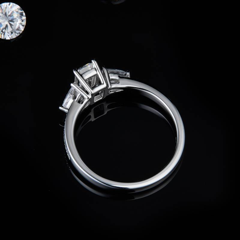 Straight arm micro inlaid emerald three stone women's ring S925 silver plated platinum customized main stone Moissanite diamond 0.8ct/secondary stone high carbon diamond