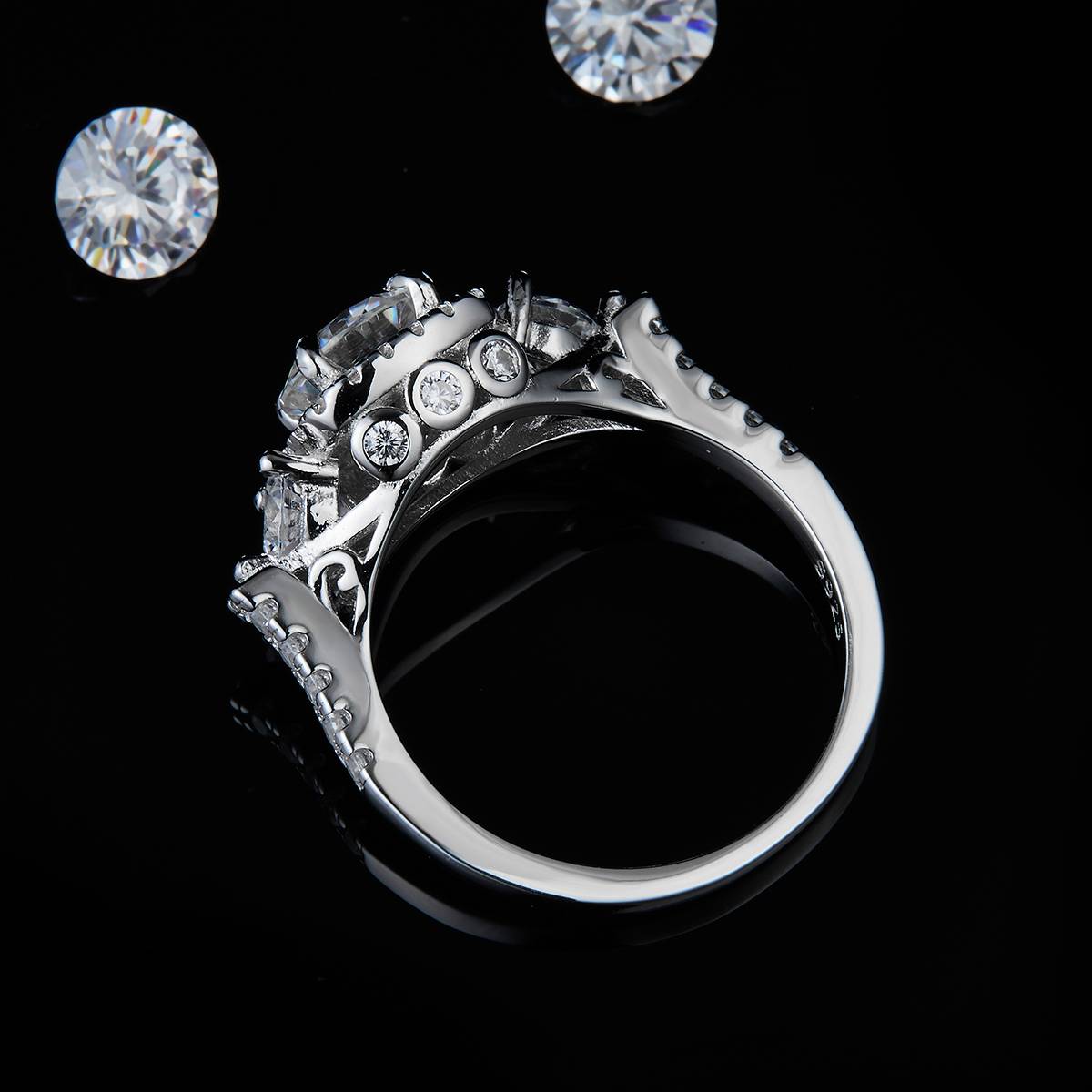 圆形方包女戒S925银镀白金定制选款主石莫桑钻1.2ct/副石高碳钻