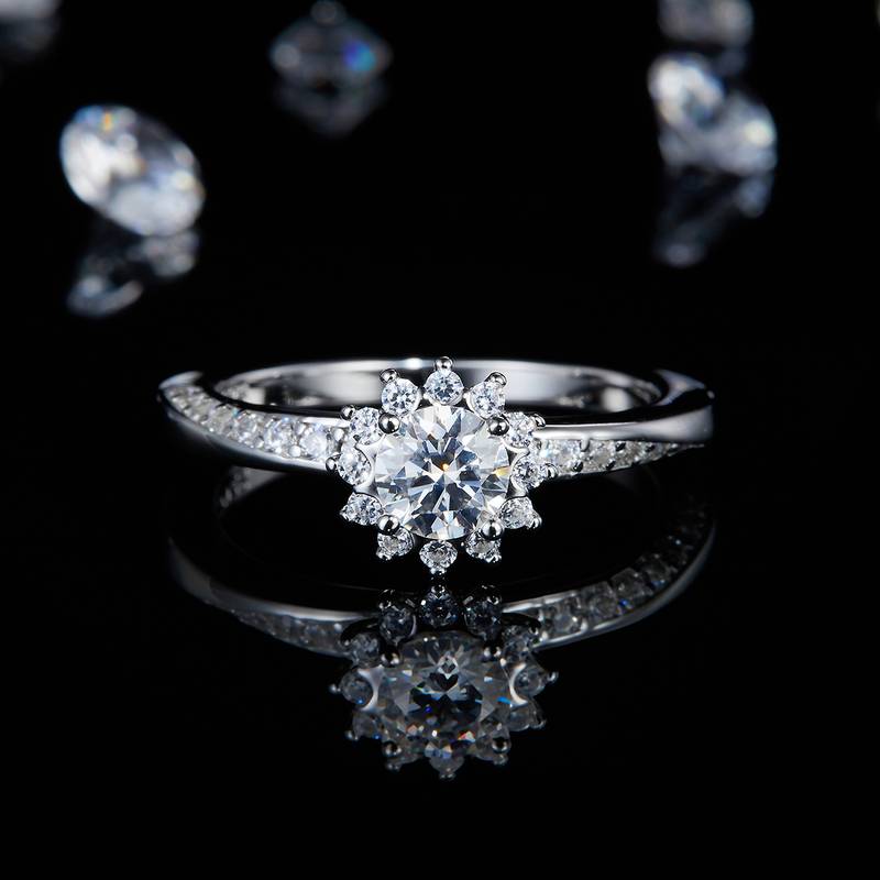 单头太阳花女戒S925银镀白金定制选款主石莫桑钻1.0ct/副石高碳钻