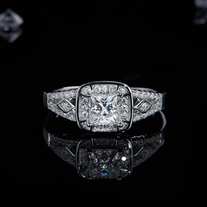 豪华公主方圆包女戒S925银镀白金定制选款主石莫桑钻0.8ct/副石高碳钻