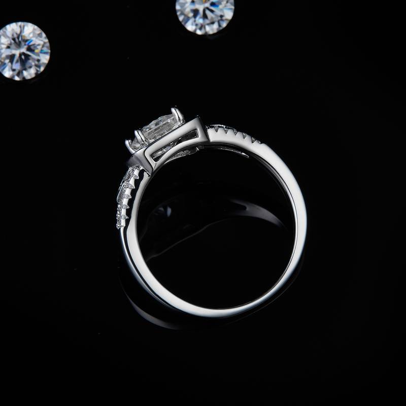 豪华公主方圆包女戒S925银镀白金定制选款主石莫桑钻0.8ct/副石高碳钻