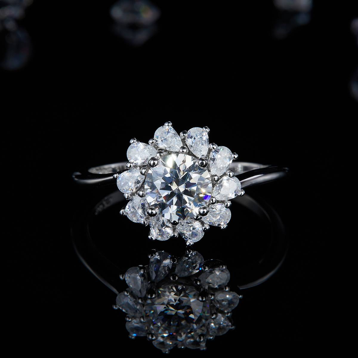 扭臂太阳花女戒S925银镀白金定制选款主石莫桑钻0.8ct/副石高碳钻