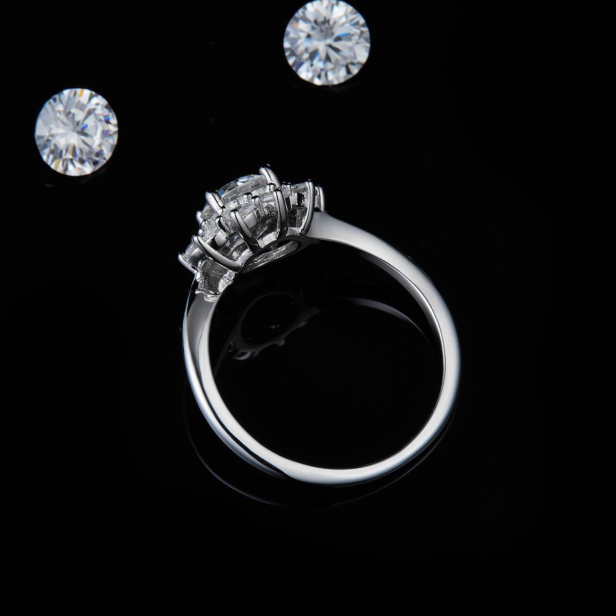 扭臂太阳花女戒S925银镀白金定制选款主石莫桑钻0.8ct/副石高碳钻