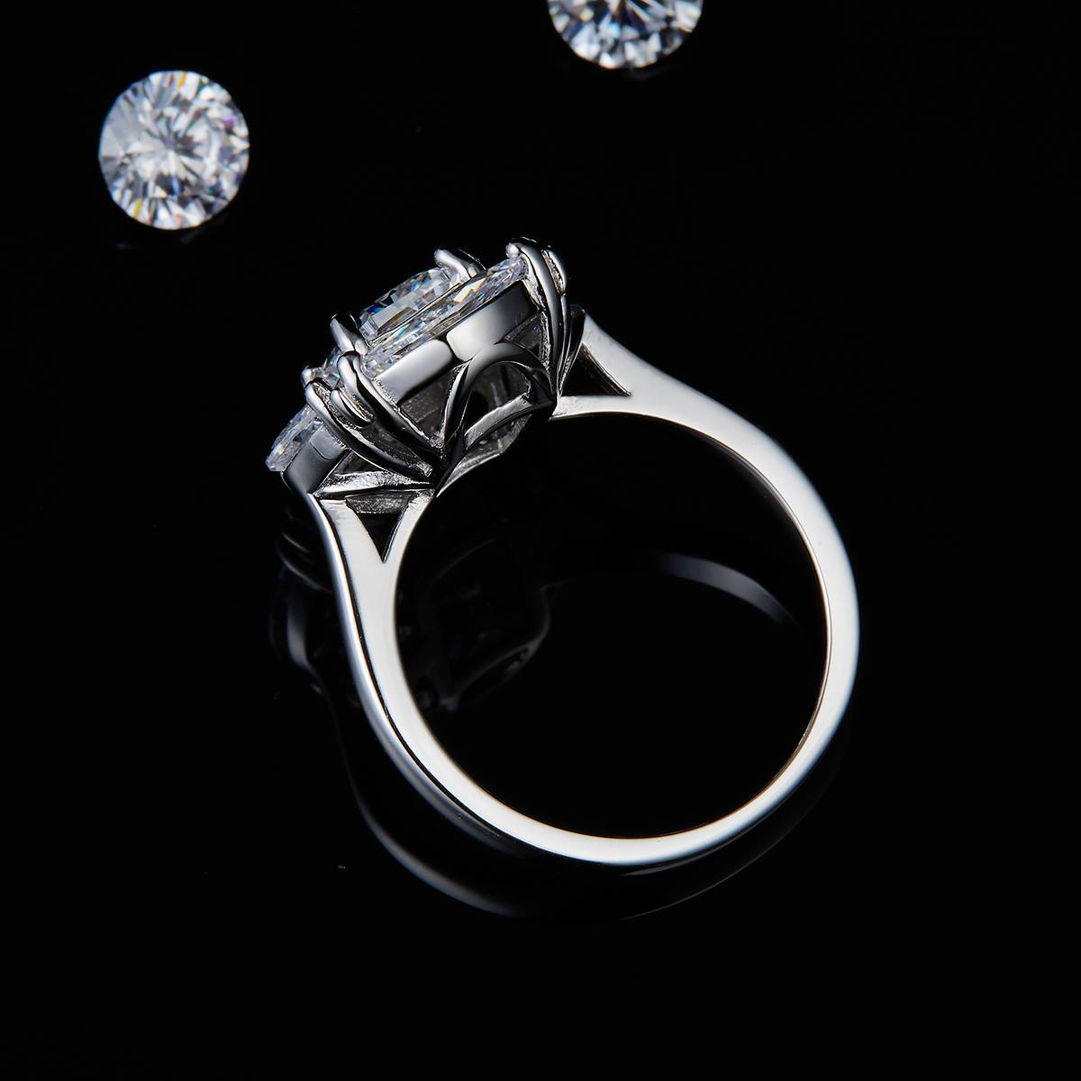奢华方形女戒S925银镀白金定制选款主石莫桑钻2.0ct/副石高碳钻