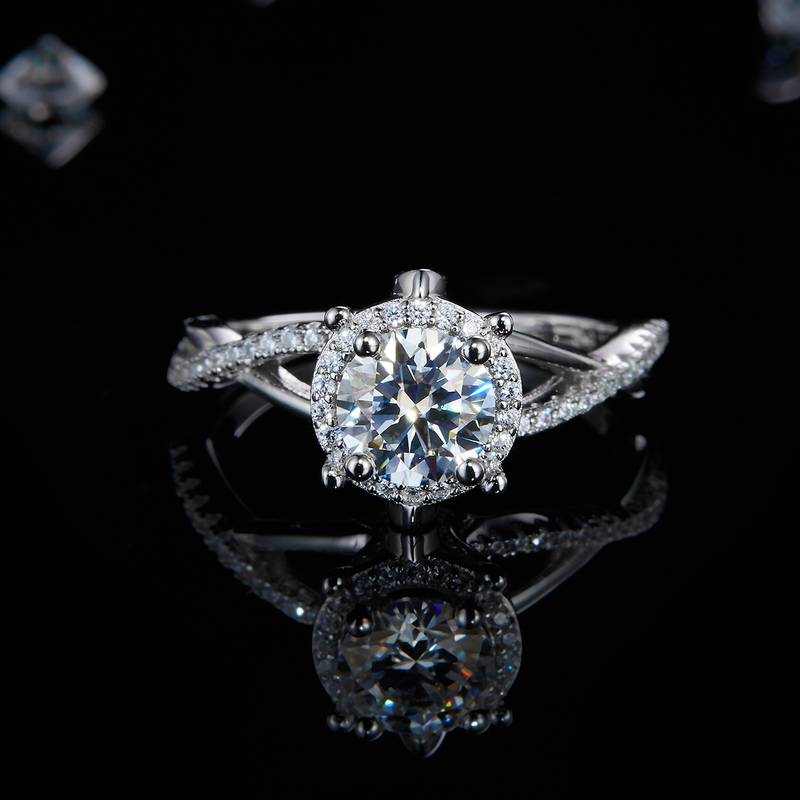 扭臂S925银镀白金女戒定制选款主石莫桑钻1.0ct/副石高碳钻