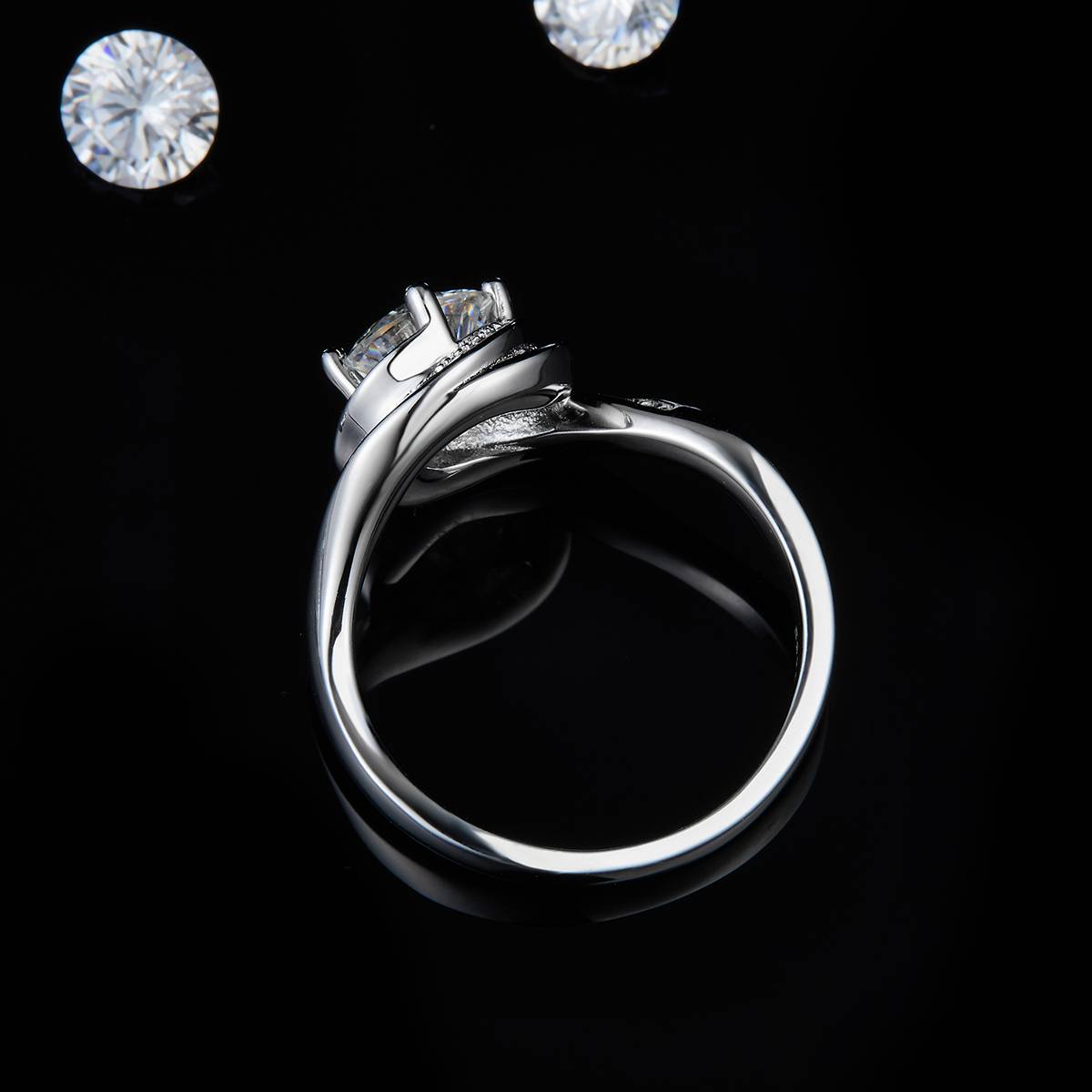 扭臂花蕾S925银镀白金女戒定制选款主石莫桑钻1.0ct/副石高碳钻