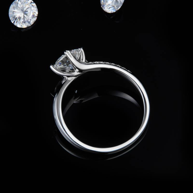 扭臂爱心四爪圆形女戒S925银镀白金定制选款主石莫桑钻1.0ct/副石高碳钻