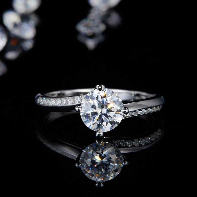 扭臂爱心四爪圆形女戒S925银镀白金定制选款主石莫桑钻1.0ct/副石高碳钻