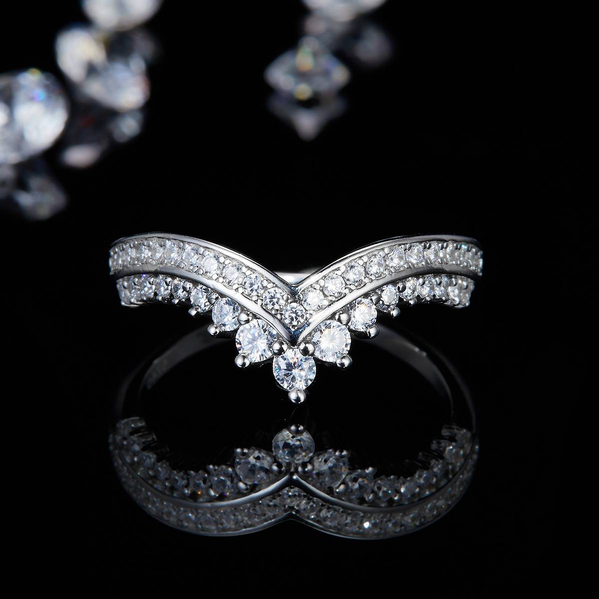 V形排戒S925银镀白金女戒定制选款主石莫桑钻0.63ct/副石高碳钻