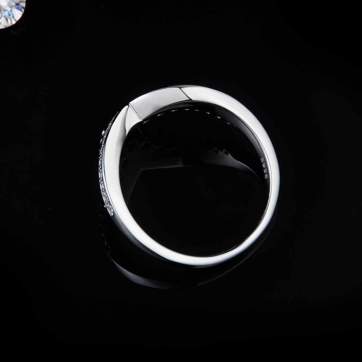 V形排戒S925银镀白金女戒定制选款主石莫桑钻0.63ct/副石高碳钻