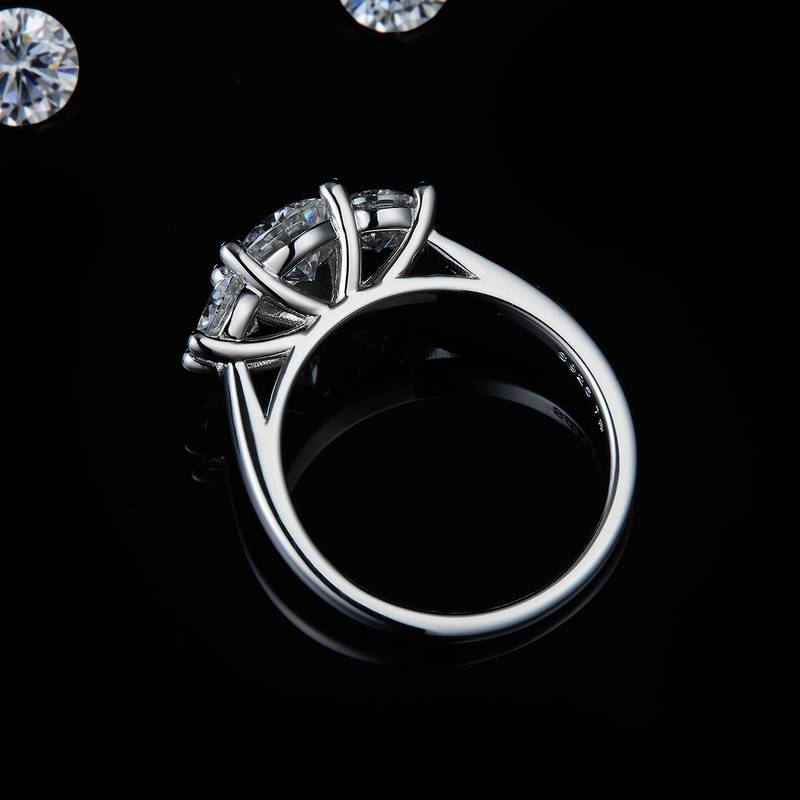 三石四爪圆形女戒S925银镀白金定制选款主副石莫桑钻0.8ct