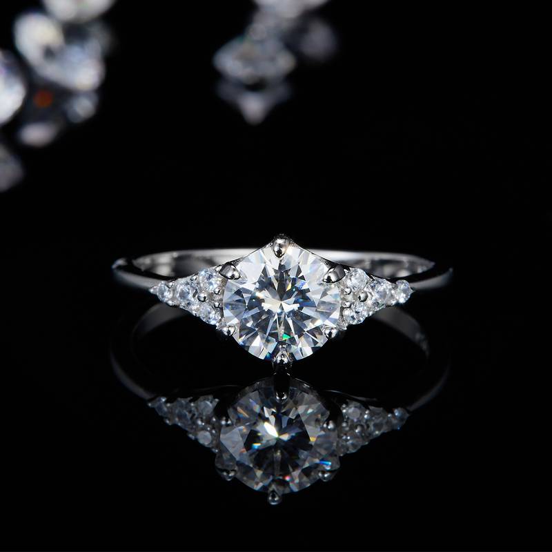 六爪女戒S925银镀白金定制选款主石莫桑钻1.0ct/副石高碳钻