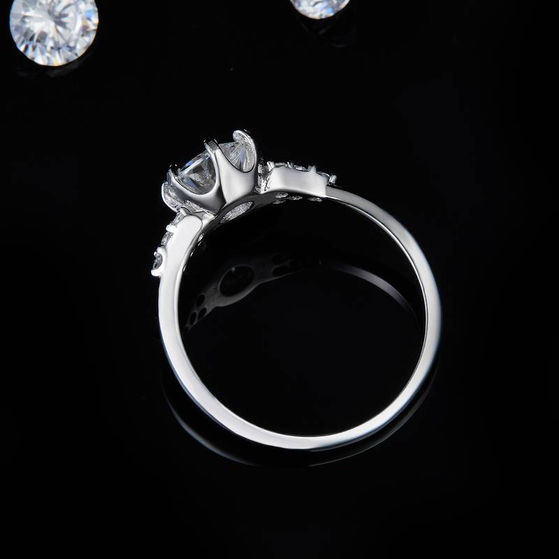 六爪女戒S925银镀白金定制选款主石莫桑钻1.0ct/副石高碳钻