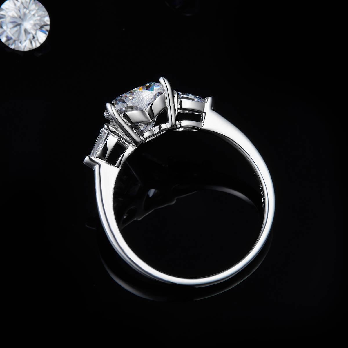 三石心形女戒S925银镀白金定制选款主副石莫桑钻2.0ct
