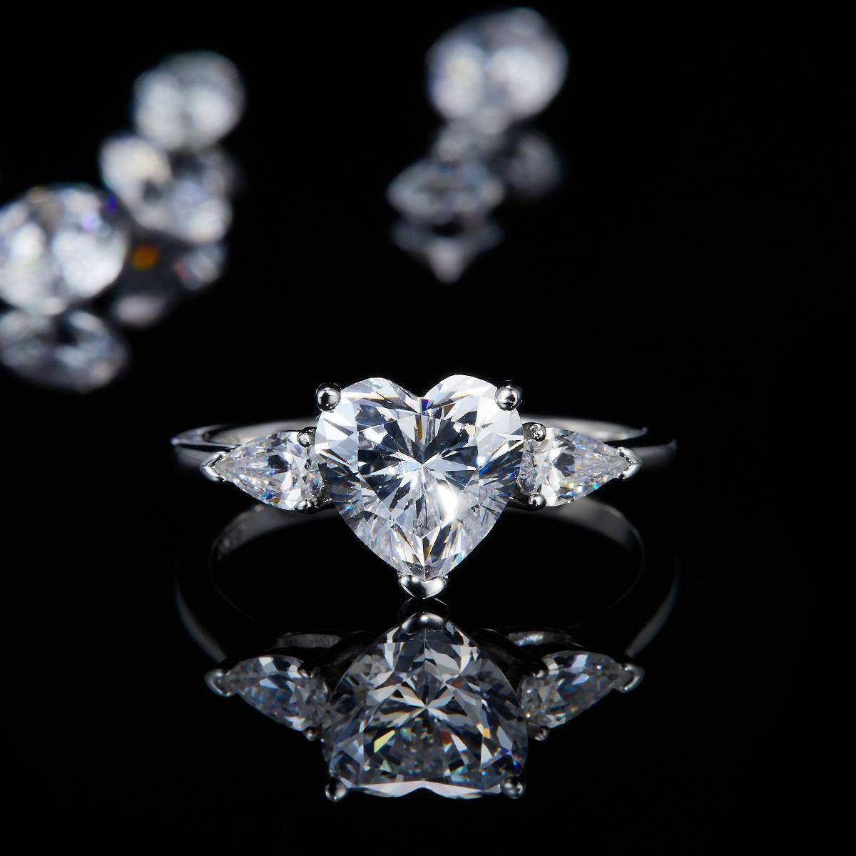 三石心形女戒S925银镀白金定制选款主副石莫桑钻2.0ct