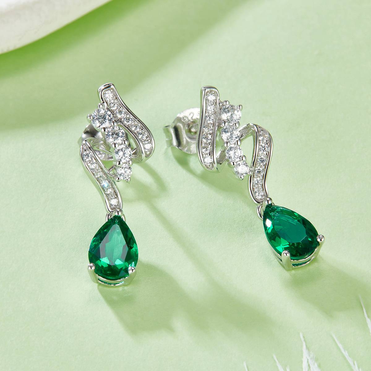 E2020456 梨形培育祖母绿S925银镀白金耳环主石8*5mmmm/1.52ct