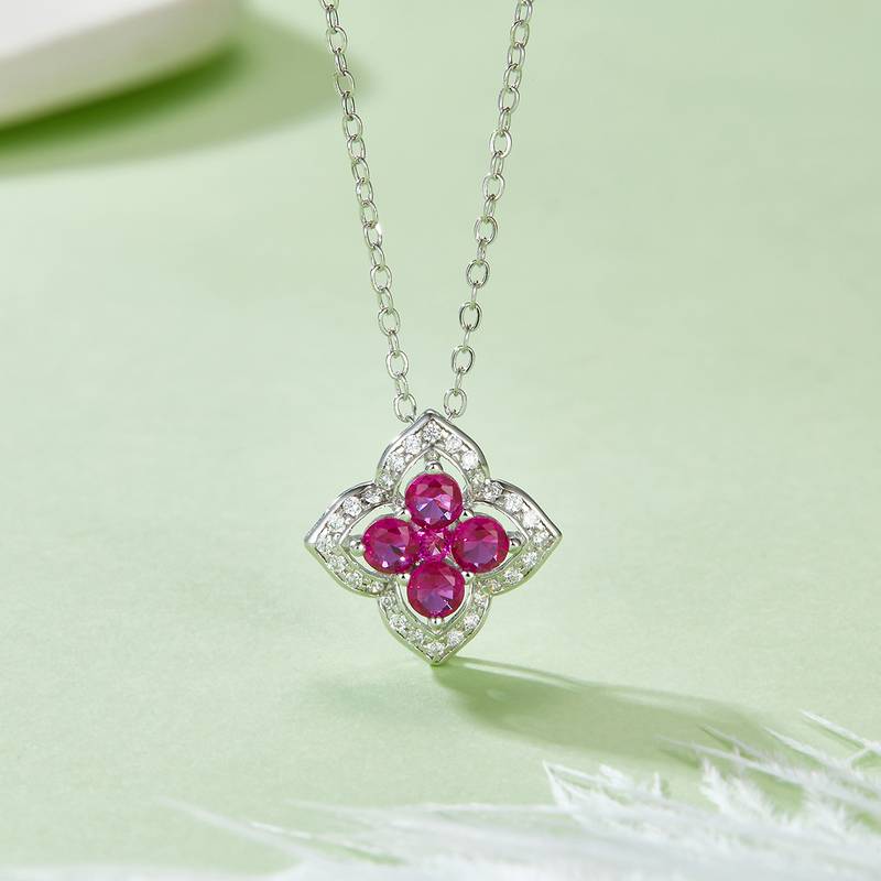 P1650R 四叶草培育红宝石S925银镀白金Necklace0.4ct
