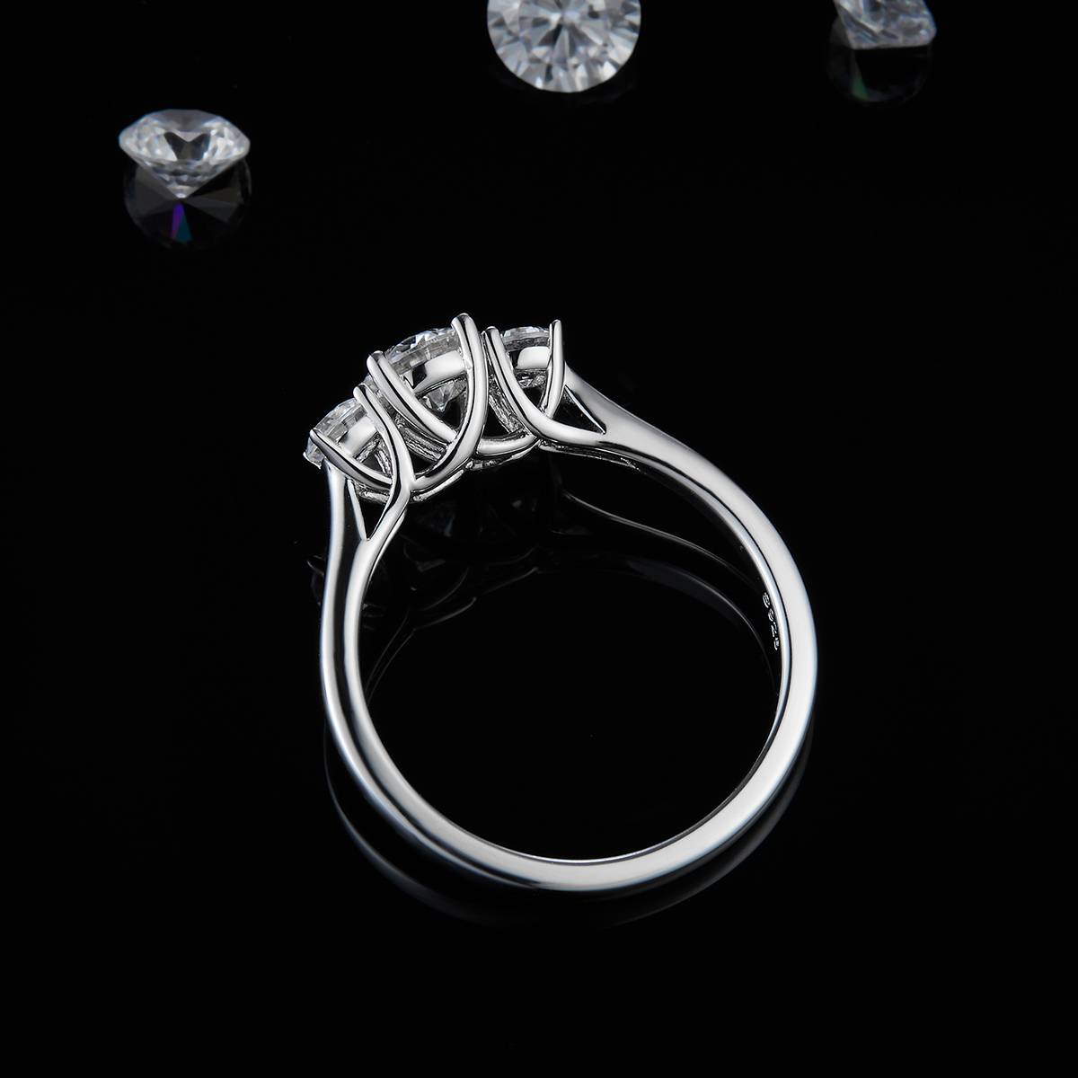 三石款圆钻女戒S925银镀白金定制主副石莫桑钻0.5ct